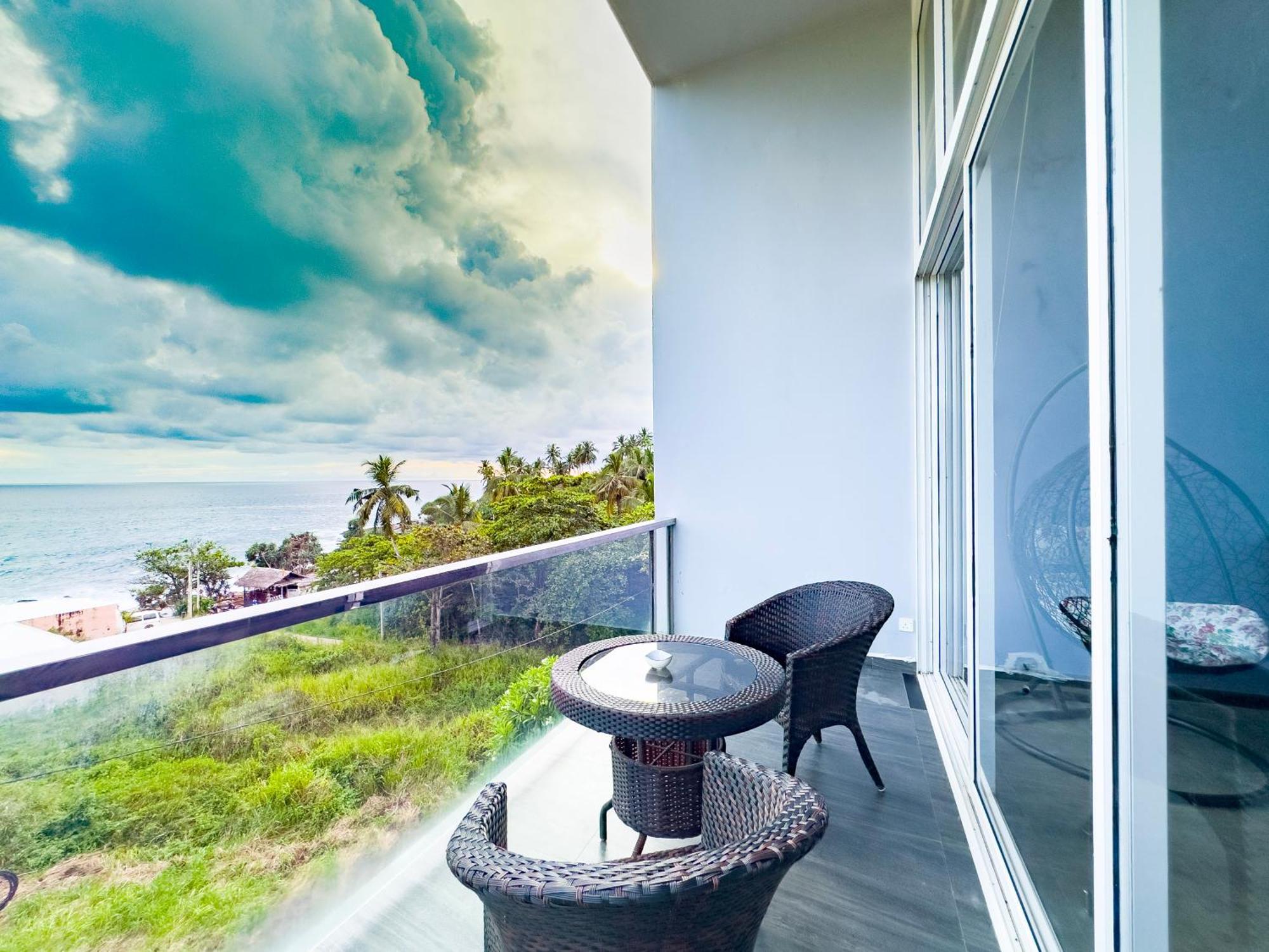 Mazarine Surf Suites Hiriketiya Диквелла Экстерьер фото